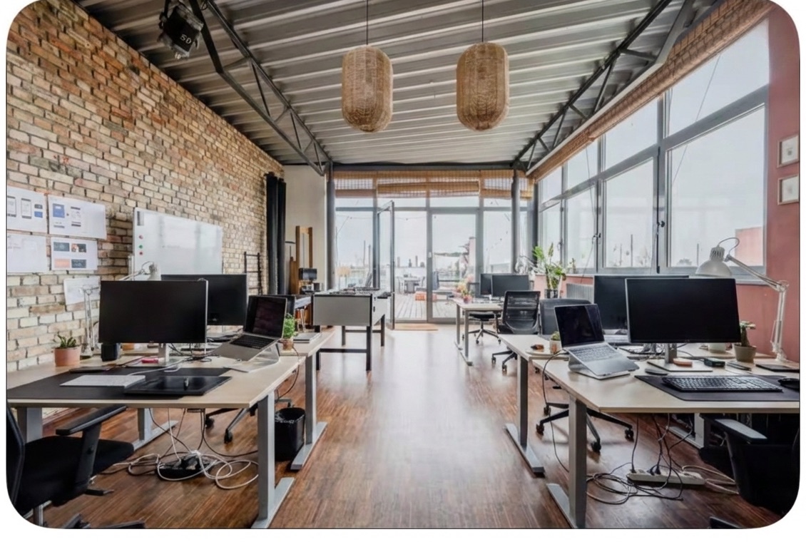 Gemeinschaftsbüro in der Rosa-Luxemburg-Straße, Berlin — Arbeitsplätze von ProMakler und koi.green